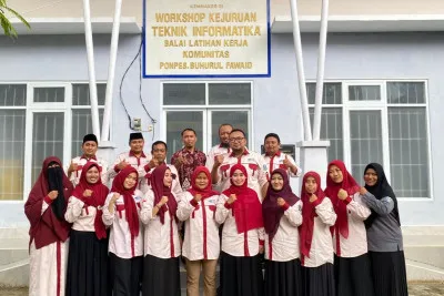 DI BAWAH RAUNG SINDARA: KETIKA JEMARI BAHASA MERAJUT ASA DI SMK ANWARUL MA’ARIF